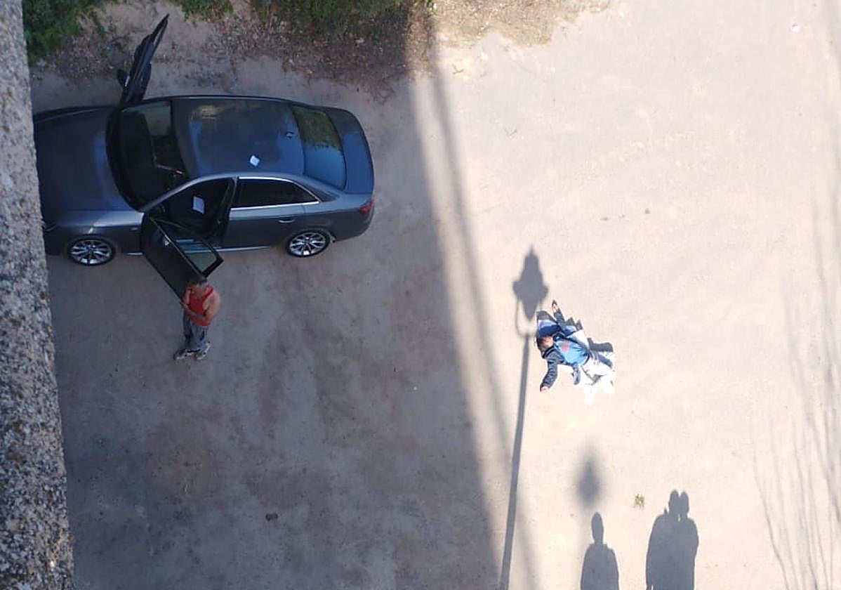 Hombre insconsciente bajo el puente de Cervantes de Alcoi este viernes.