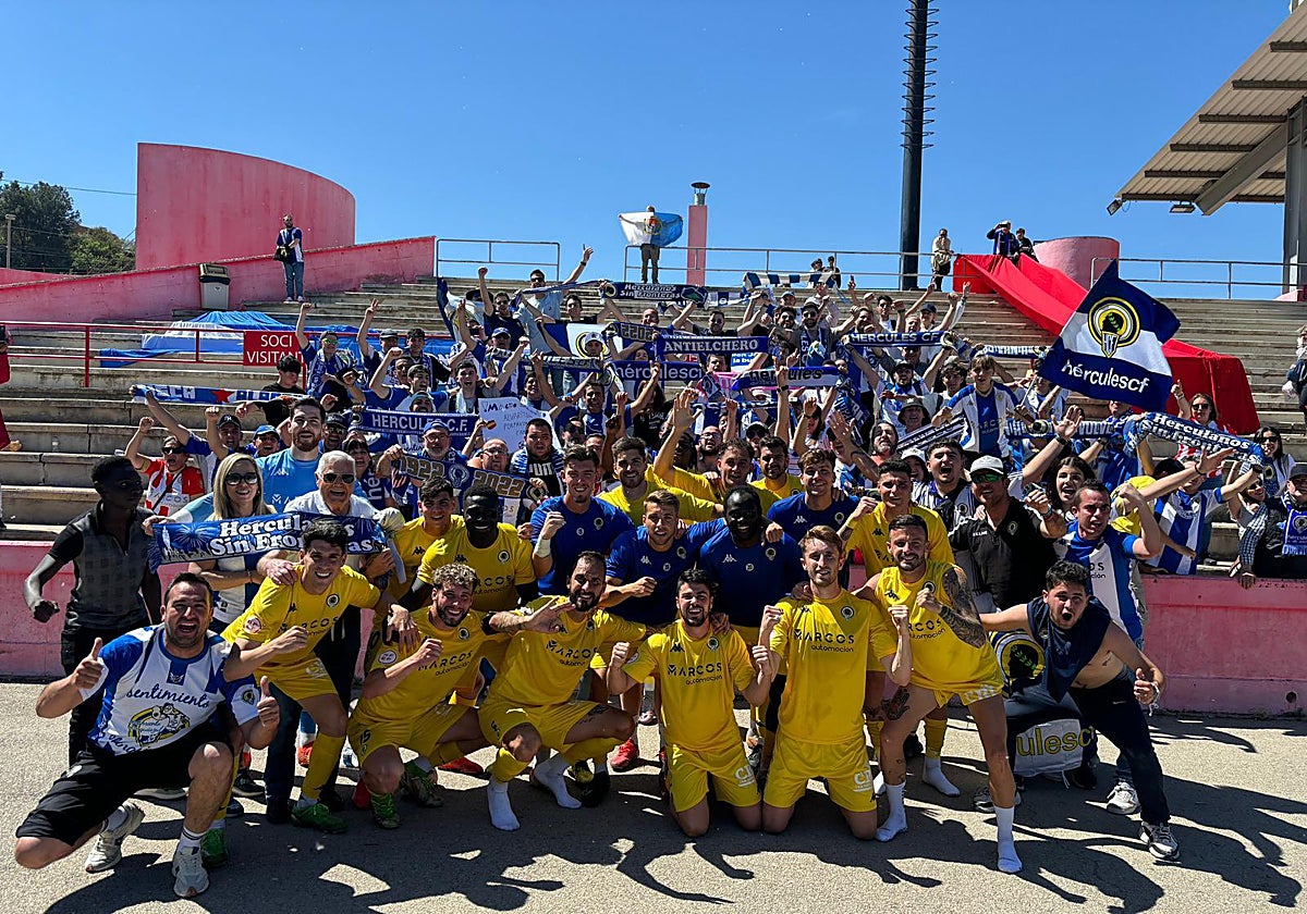Los jugadores del Hércules festejan la victoria en Manresa con los aficionados.