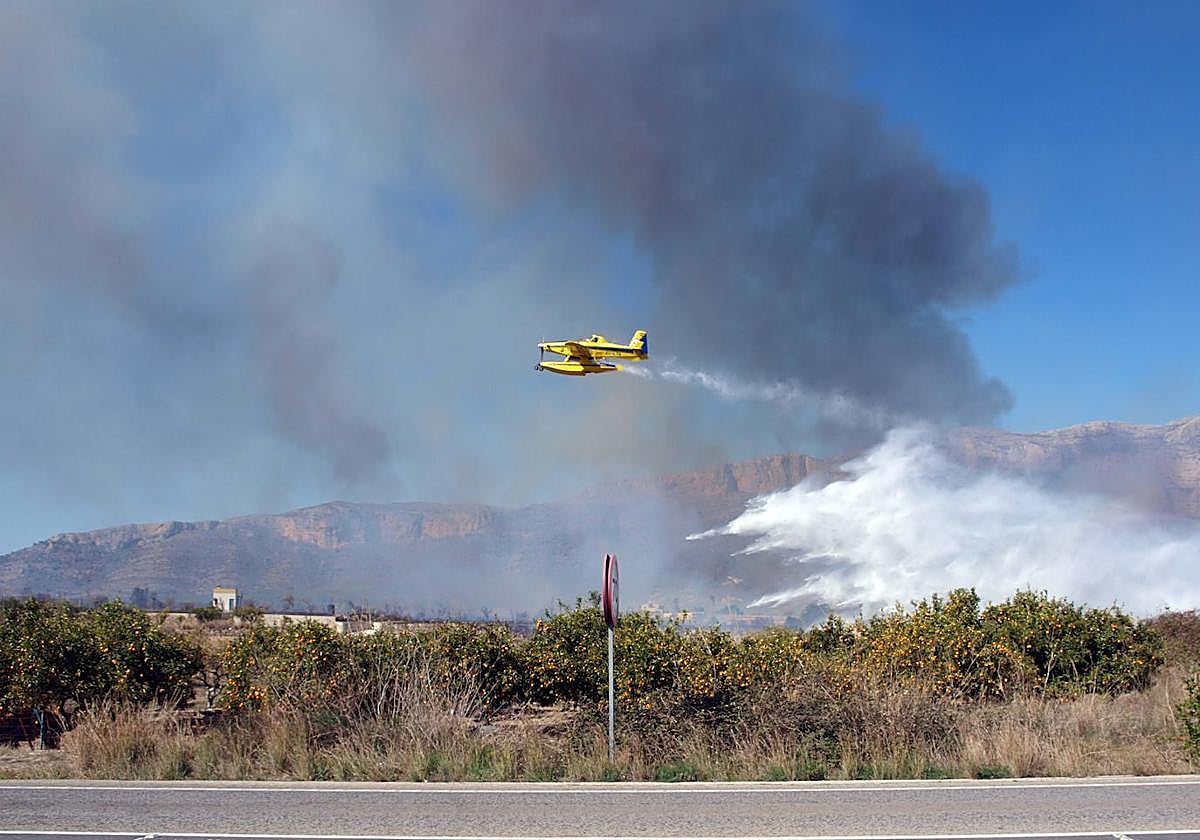 Medios aéreos participan para sofocar el incendio entre Jávea y Gata.