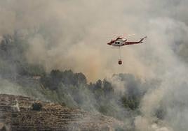 Un helicóptero ayuda en las labores de extinción del incendio de Tárbena.