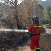 El incendio de Tárbena evoluciona de manera «favorable» y ya no hay llama en el perímetro