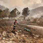 Trescientas personas luchan «a mano» contra el fuego en Tárbena