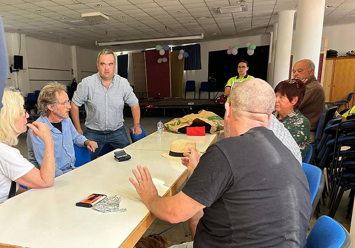 El alcalde se reúne con los vecinos.