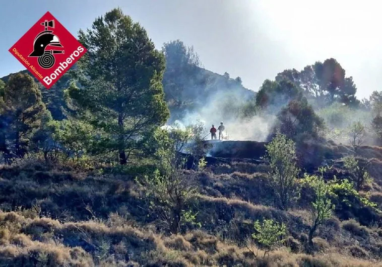Dos nuevos incendios cercan la provincia de Alicante