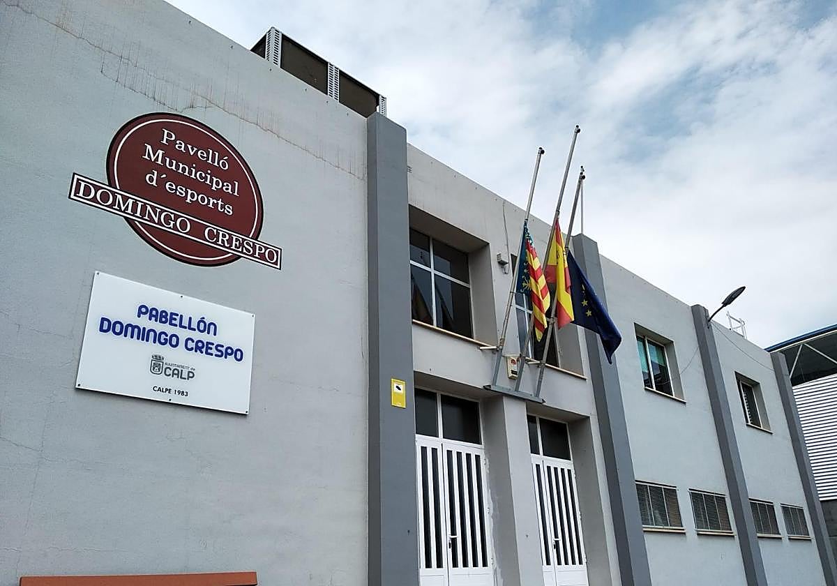 Las banderas ondean a media asta este martes 16 de abril en Calp.