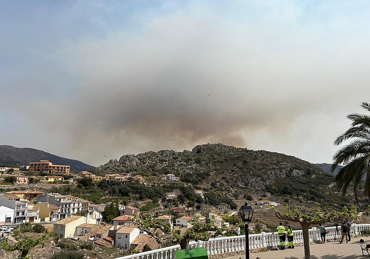 Incendio de Tárbena con los bancales al final del pueblo.