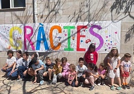 Los niños de Tárbena agradecen la labor de los Bomberos.