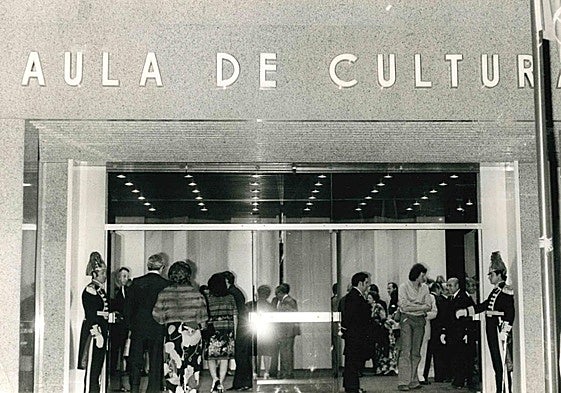 La entrada del Aula de Cultura de Alicante hace 50 años, durante su inauguración en 1974.