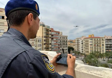 El vigilante aéreo de la Policía Nacional en la mascletà