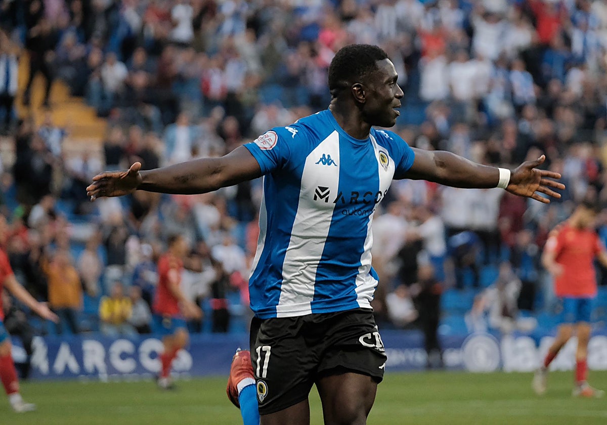 Marcos Mendes celebra el último gol que marcó en el Rico Pérez ante el Saguntino.