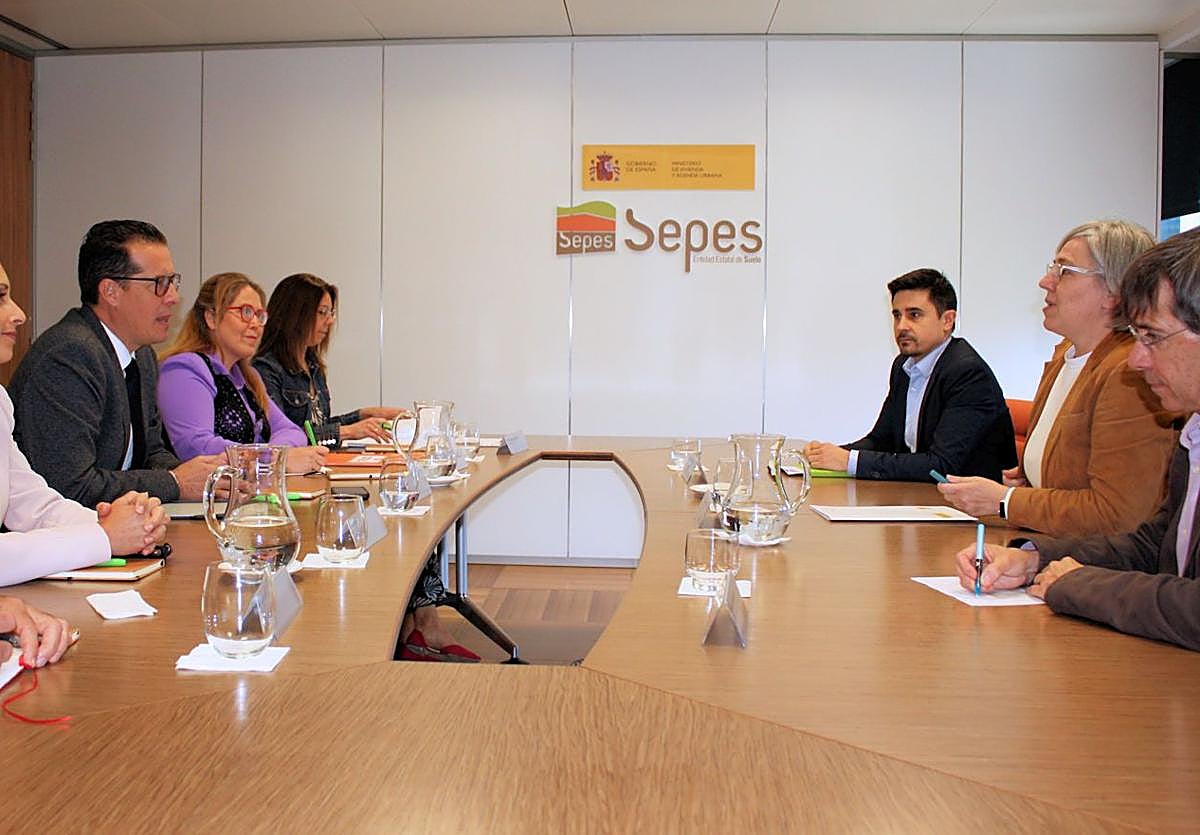 El alcalde de Elda, Rubén Alfaro, reunido con la directora del Sepes.