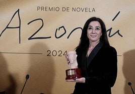 Cristina López Barrio, con su premio Azorín de novela.