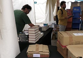 Los libreros preparan sus expositores para este fin de semana.