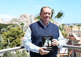 Gonzalo Giner hablar de 'La sombra de los sueños' en la redacción de TodoAlicante.