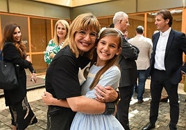 Raquel Vázquez y Martina Lloret, belleas del foc infantiles de Alicante 1979 y 2024, ambas de Sèneca-Autobusos.