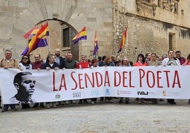 Las autoridades, con la pancarta de la senda, en Orihuela.