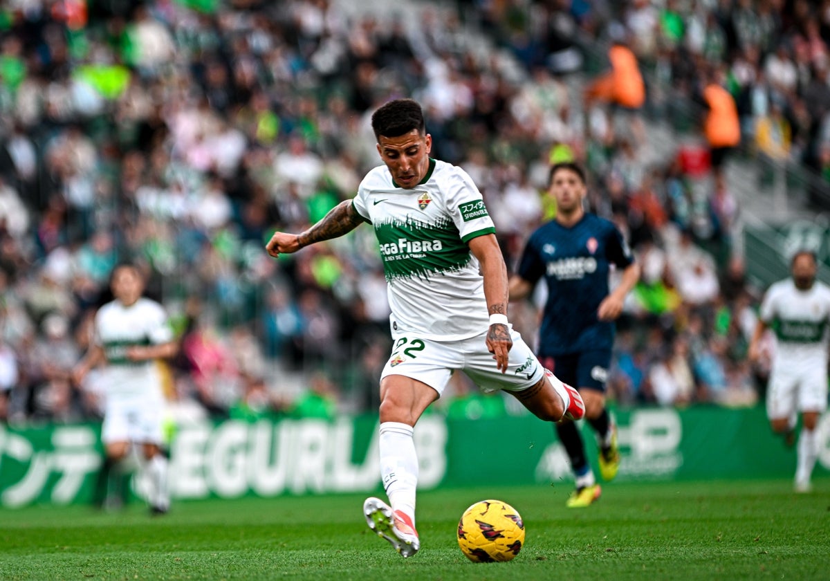 Nico Fernández dispara a portería en la acción del primer gol.