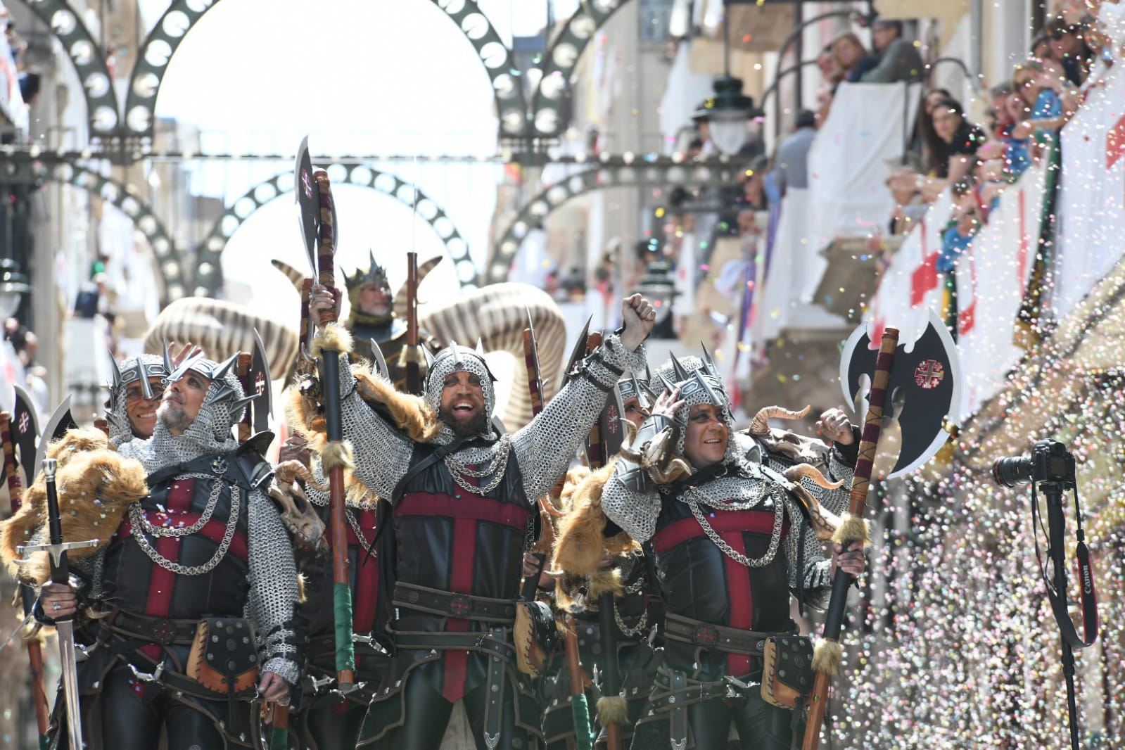 El alférez de los Aragoneses culmina la apoteósica Entrada cristiana de Alcoi