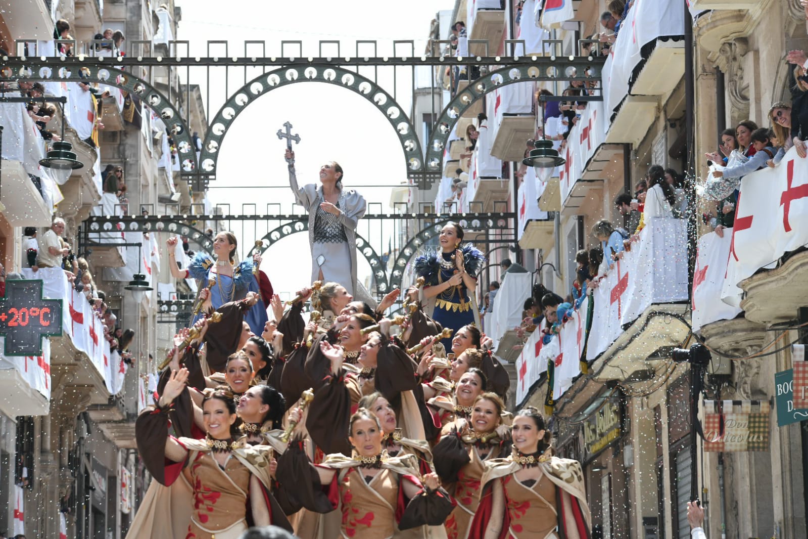 El alférez de los Aragoneses culmina la apoteósica Entrada cristiana de Alcoi
