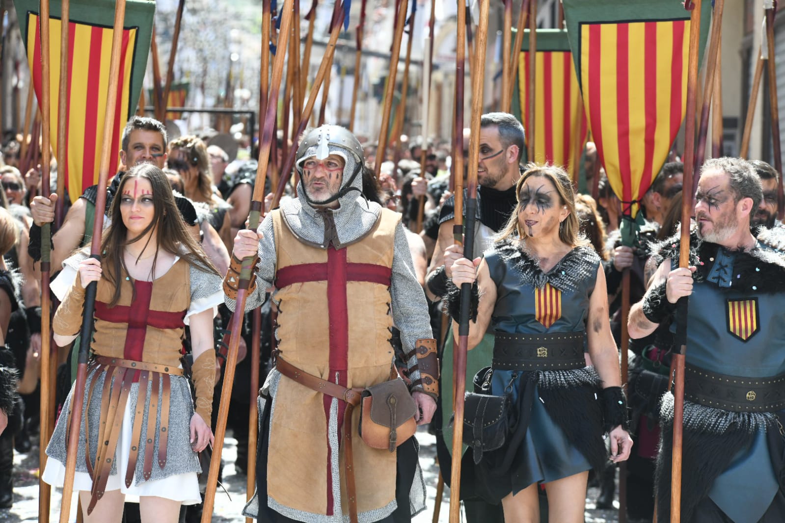 El alférez de los Aragoneses culmina la apoteósica Entrada cristiana de Alcoi