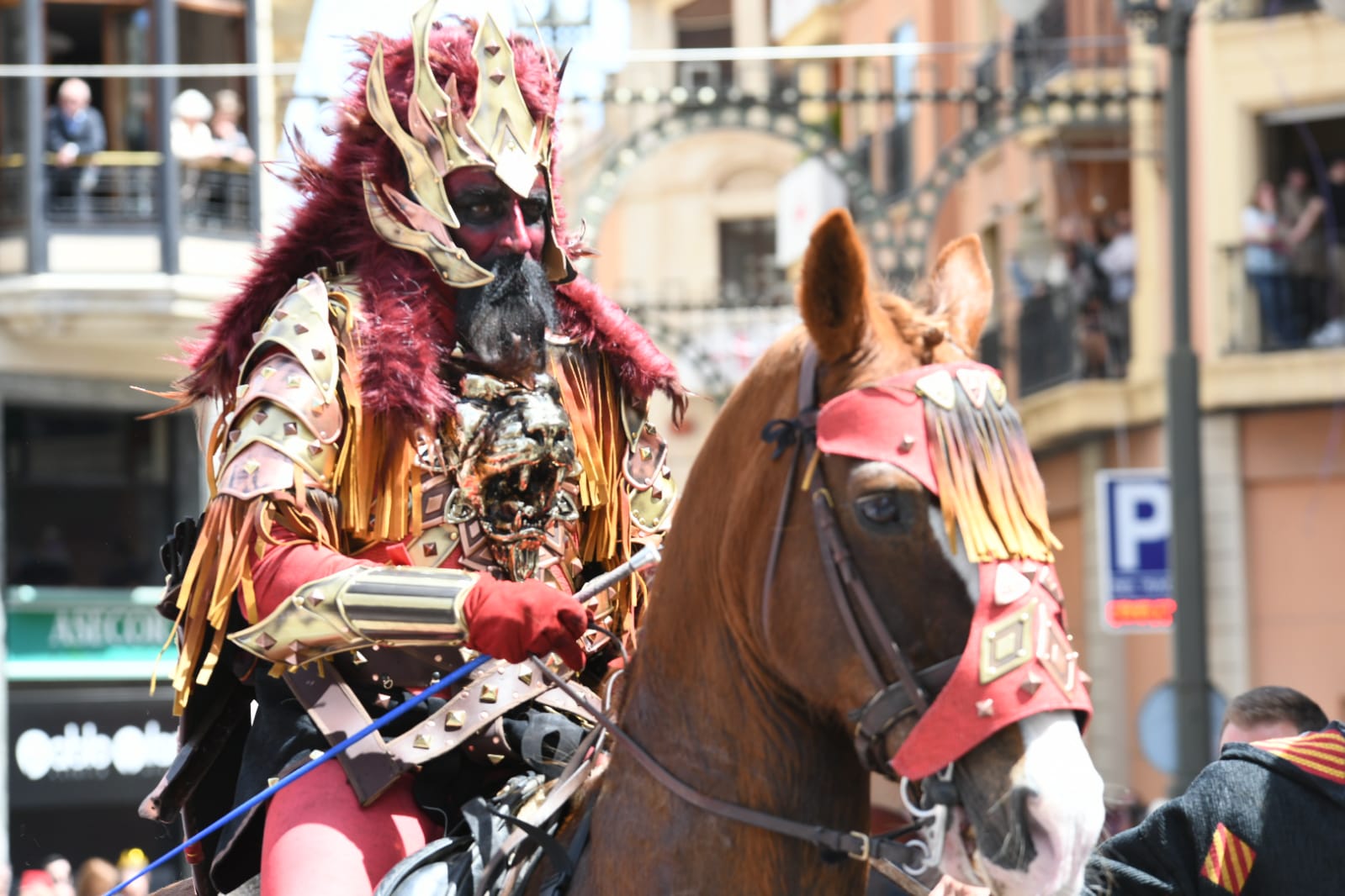 El alférez de los Aragoneses culmina la apoteósica Entrada cristiana de Alcoi