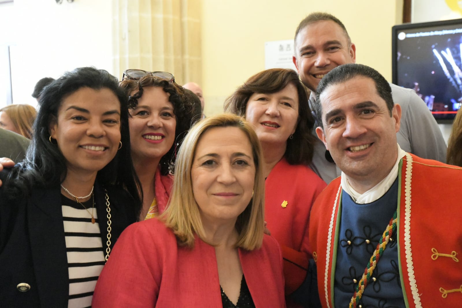 Las autoridades también se dejan ver en los Moros y Cristianos de Alcoi