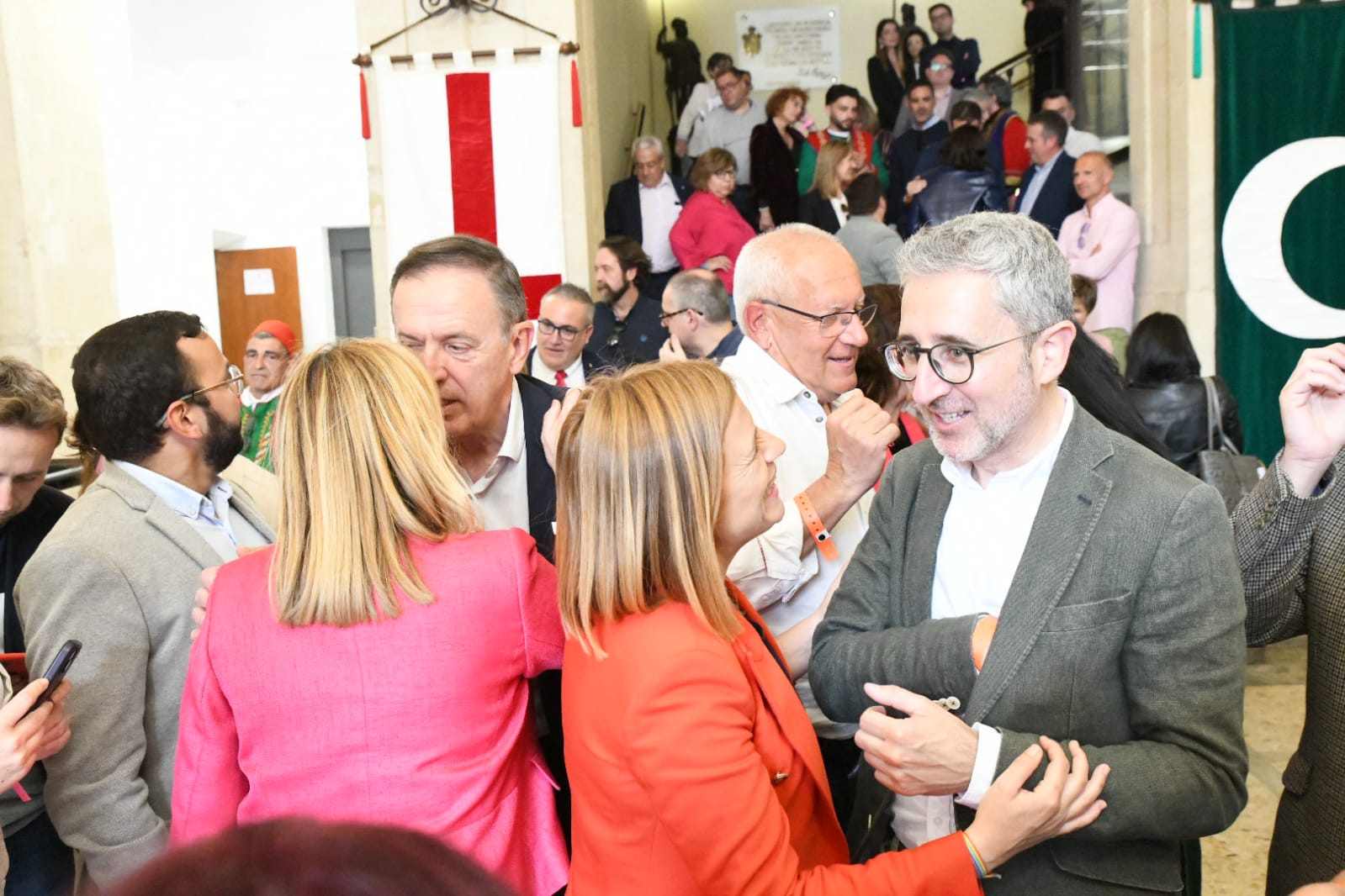 Las autoridades también se dejan ver en los Moros y Cristianos de Alcoi