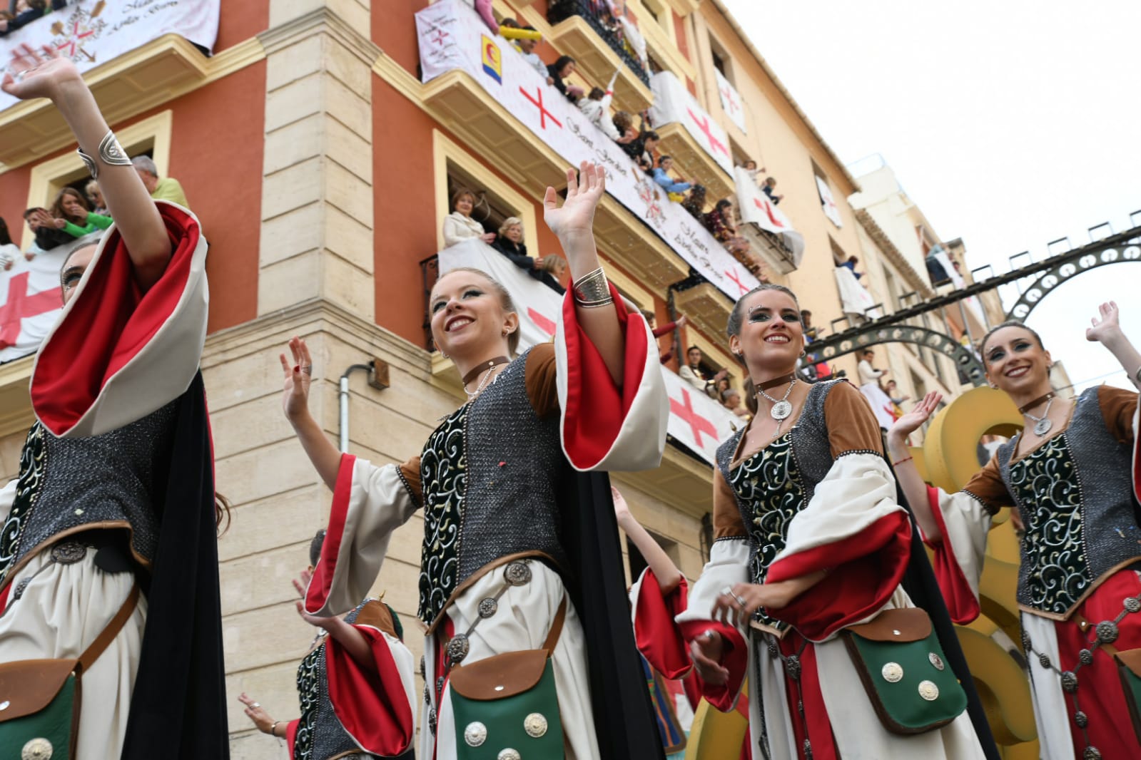 Los Alcodianos lucen su espectacular capitanía en la Entrada de Moros y Cristianos de Alcoi