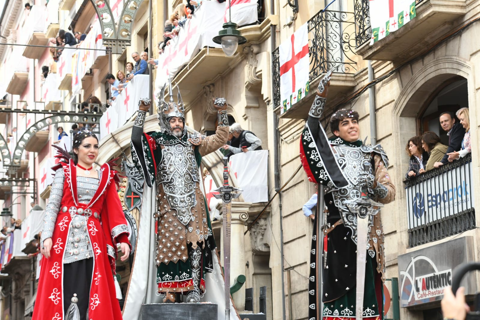 Los Alcodianos lucen su espectacular capitanía en la Entrada de Moros y Cristianos de Alcoi