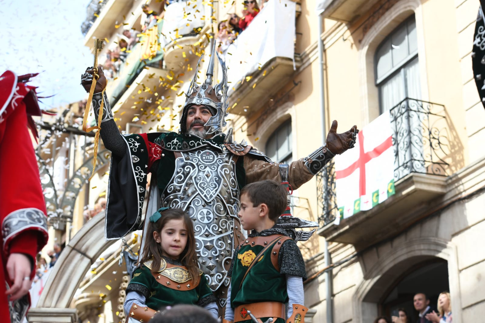 Los Alcodianos lucen su espectacular capitanía en la Entrada de Moros y Cristianos de Alcoi
