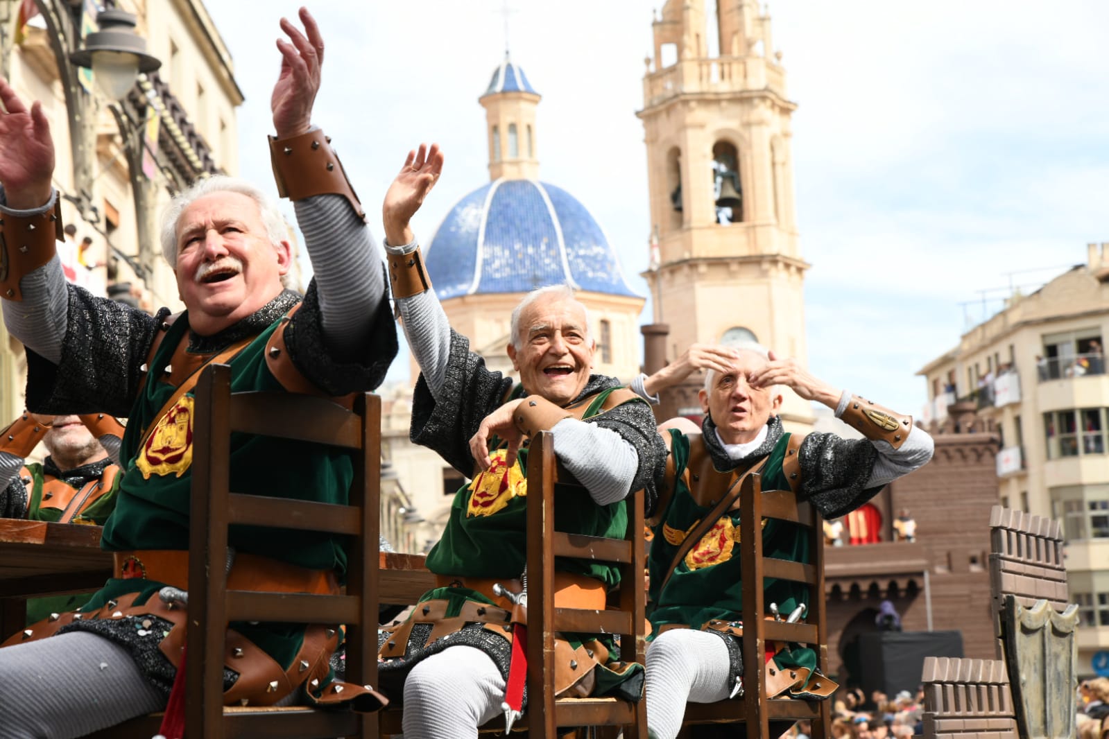 Los Alcodianos lucen su espectacular capitanía en la Entrada de Moros y Cristianos de Alcoi