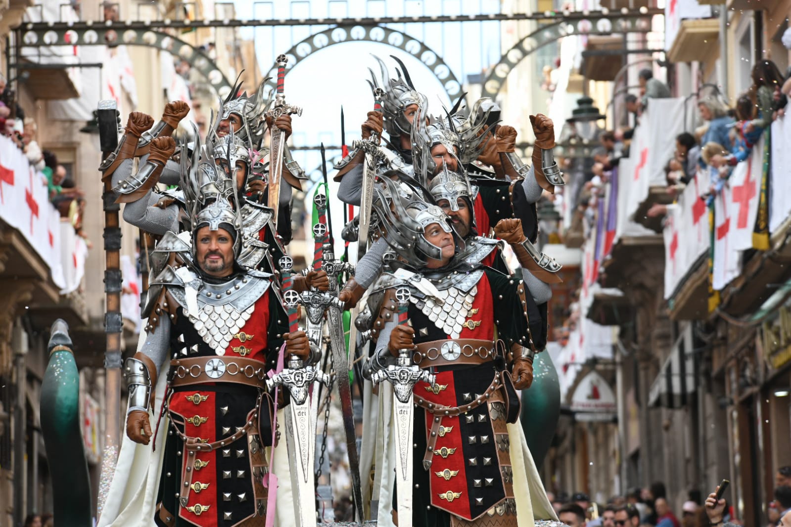 Los Alcodianos lucen su espectacular capitanía en la Entrada de Moros y Cristianos de Alcoi