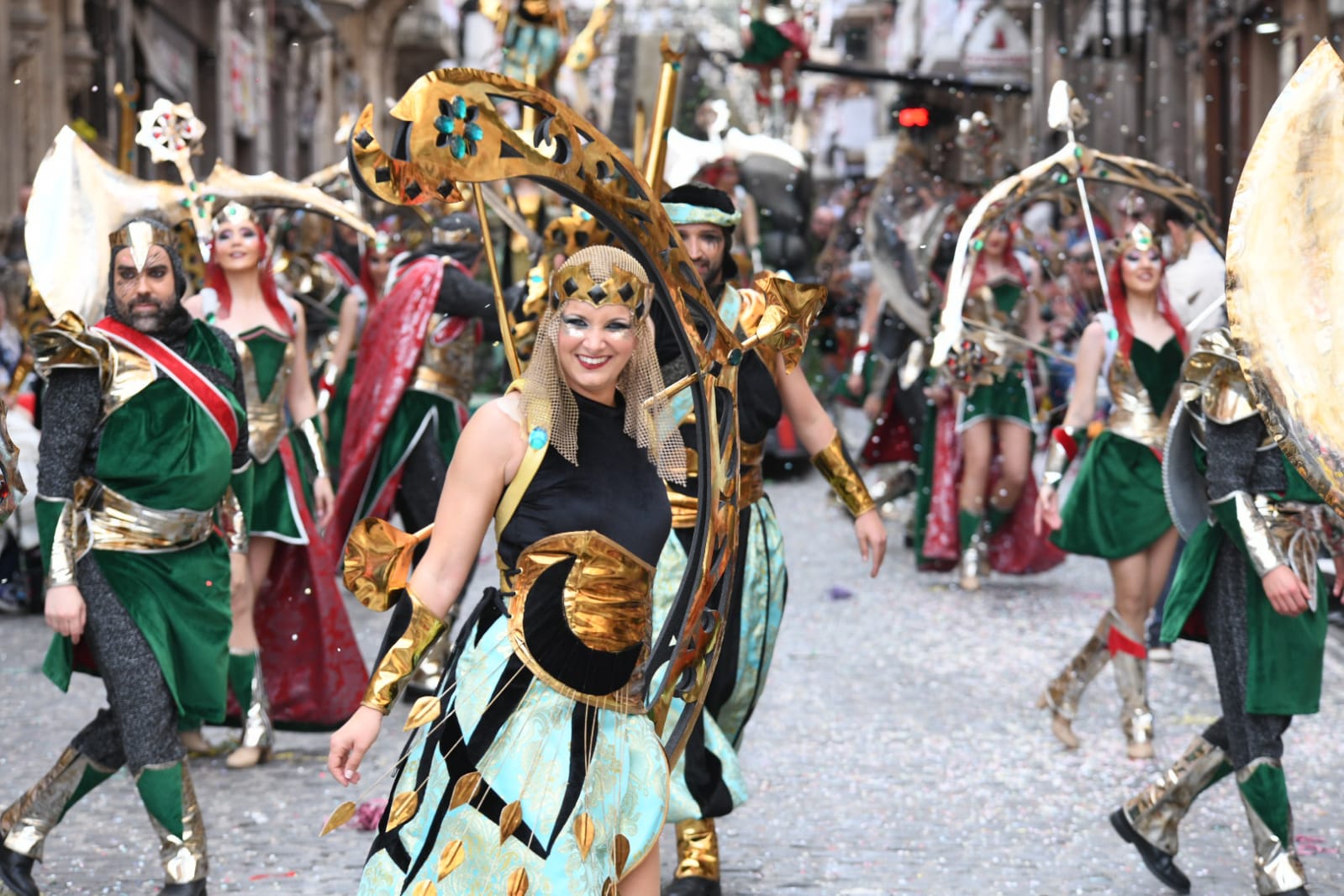 Los Alcodianos lucen su espectacular capitanía en la Entrada de Moros y Cristianos de Alcoi