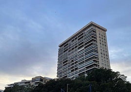Edificio Alicante bajo las nubes que han imperado en la tarde de este sábado.