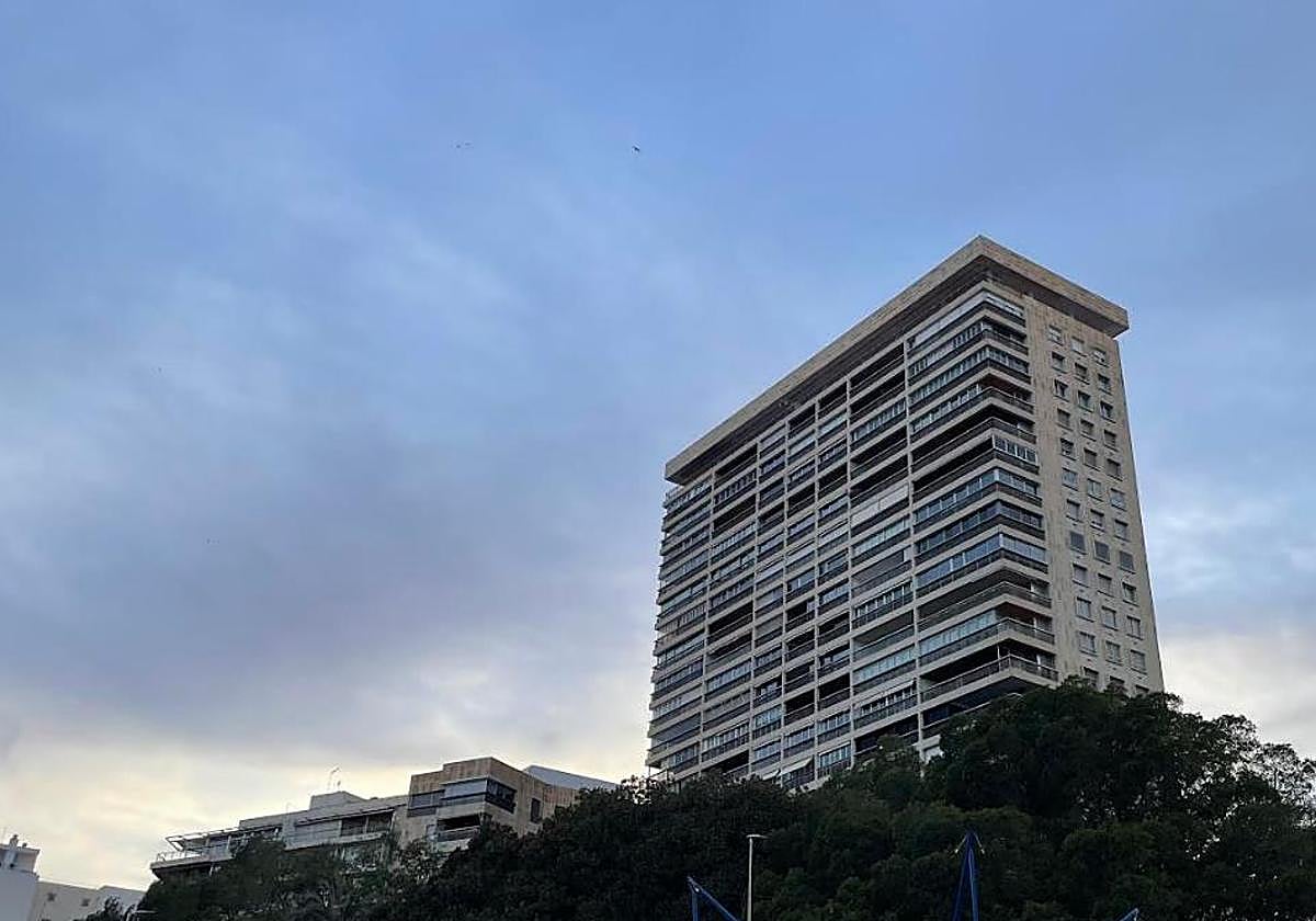Edificio Alicante bajo las nubes que han imperado en la tarde de este sábado.