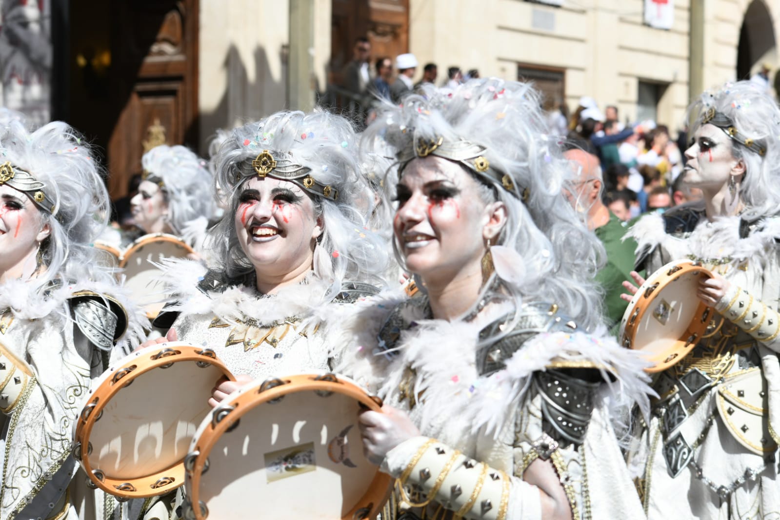 Los Alcodianos lucen su espectacular capitanía en la Entrada de Moros y Cristianos de Alcoi