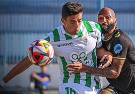 Nsue trata de llevarse el balón ante el central del Córdoba José Antonio Martínez
