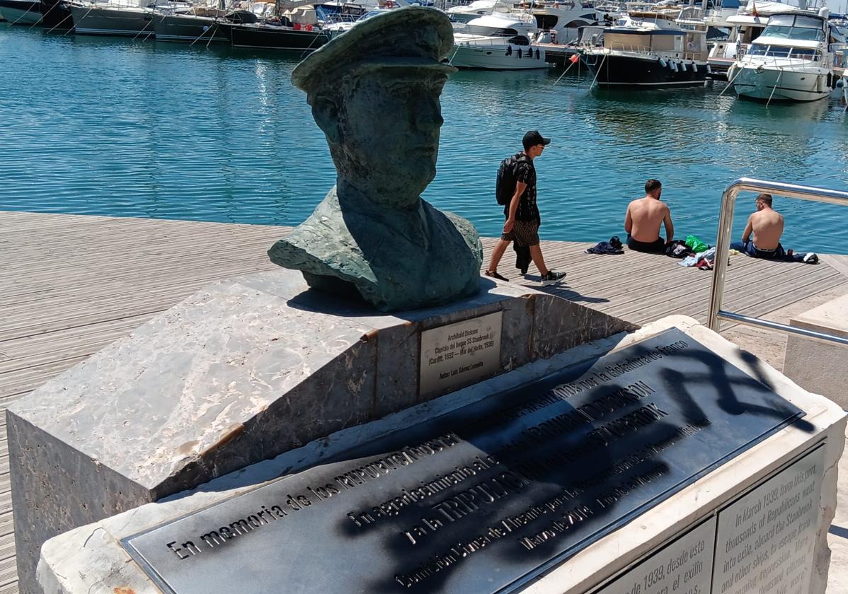 Busto de Archibald Dickson vandalizasdo en la zona del puerto de Alicante este domingo.