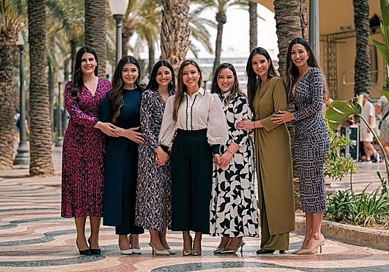 Alba Muñoz, bellea del foc de Alicante, y sus dames d'honor en la Explanada.