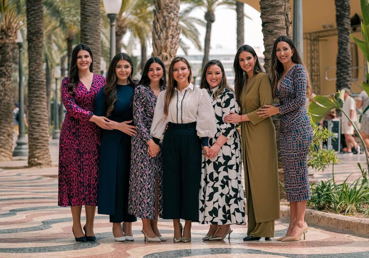 Alba Muñoz, bellea del foc de Alicante, y sus dames d'honor en la Explanada.