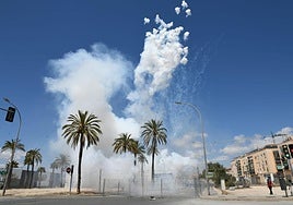 Mascletà de abril de las Hogueras de Alicante en el sector dos.