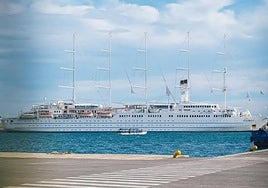 El 'Club Med 2' durante su última visita al Puerto de Alicante.