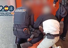 Momento de la detención del prófugo de la justicia austriaca en Alicante.