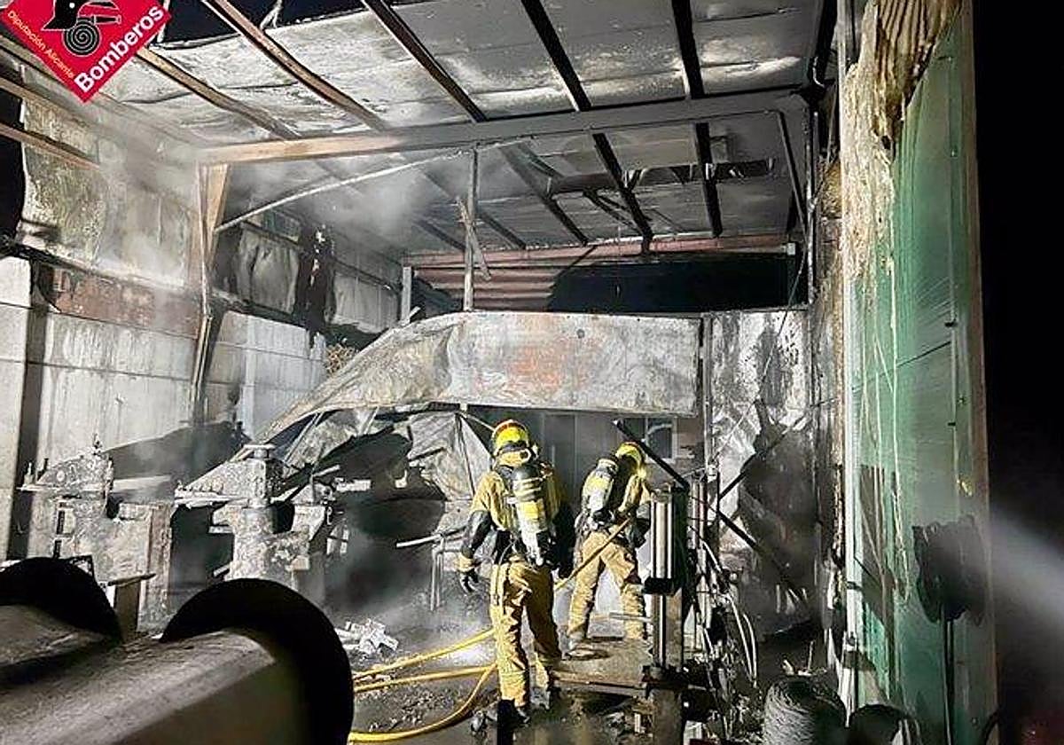 Bomberos actúan en el incendio de este lunes en Redován.