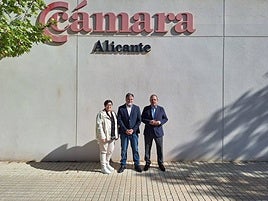 El alcalde de Villena, el presidente de Cámara Alicante y la concejala de Desarrollo Económico_ Formación, Empleo e Innovación.