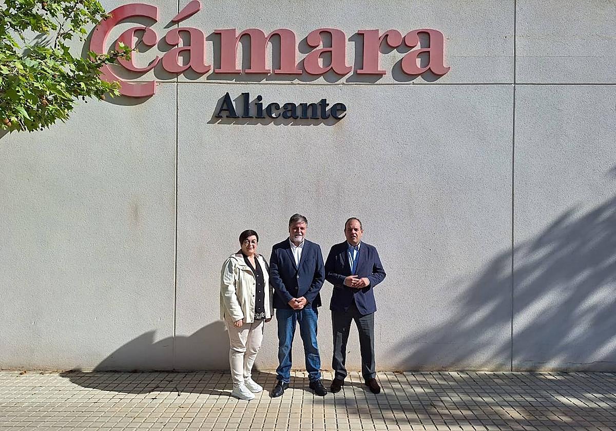 El alcalde de Villena, el presidente de Cámara Alicante y la concejala de Desarrollo Económico_ Formación, Empleo e Innovación.