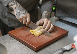 Elaboración de puerros a la carbonara.