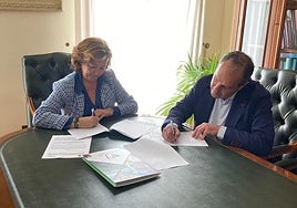 La alcaldesa de Almoradí, María Gómez, y el presidente de la Cámara de Comercio, Carlos Baño, firman el convenio de colaboración.