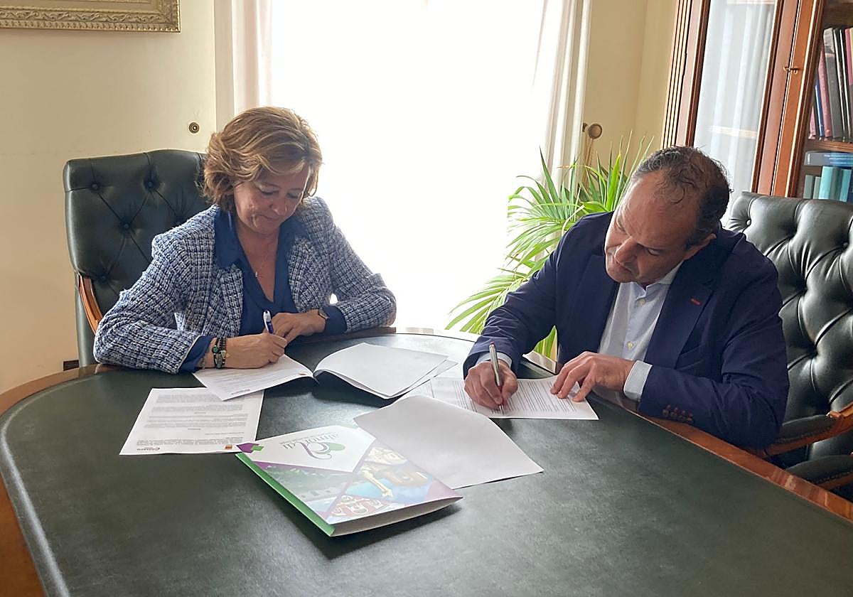 La alcaldesa de Almoradí, María Gómez, y el presidente de la Cámara de Comercio, Carlos Baño, firman el convenio de colaboración.