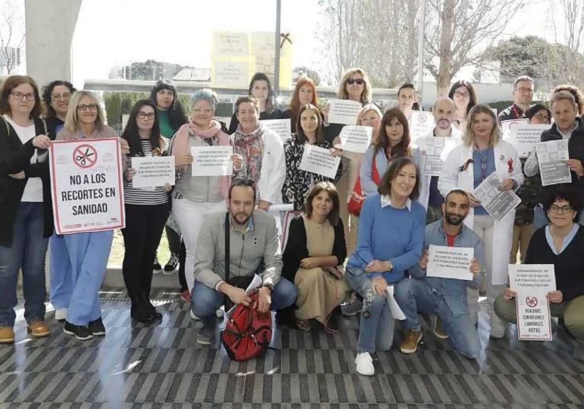 Trabajadores del Hospital de Dénia durante la protesta de este martes.